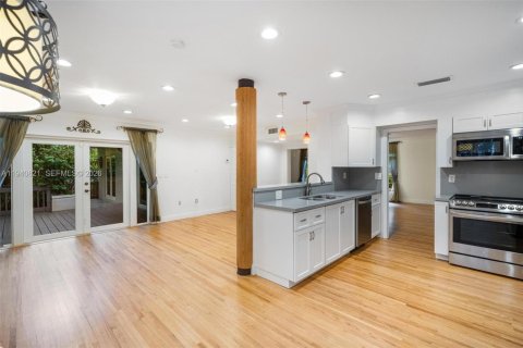 House in Coral Gables, Florida 3 bedrooms, 173.26 sq.m. № 1998014 - photo 12