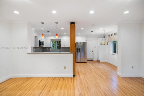 House in Coral Gables, Florida 3 bedrooms, 173.26 sq.m. № 1998014 - photo 14