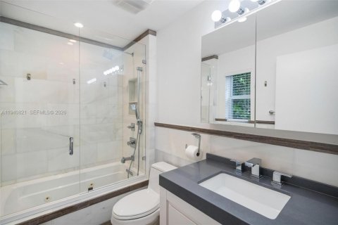 House in Coral Gables, Florida 3 bedrooms, 173.26 sq.m. № 1998014 - photo 18