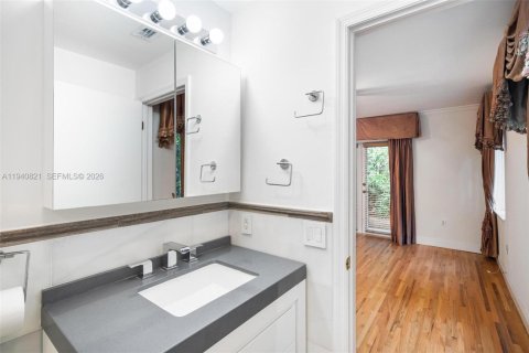 House in Coral Gables, Florida 3 bedrooms, 173.26 sq.m. № 1998014 - photo 19