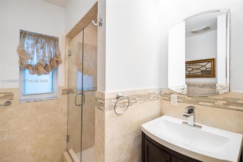 House in Coral Gables, Florida 3 bedrooms, 173.26 sq.m. № 1998014 - photo 15