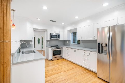 House in Coral Gables, Florida 3 bedrooms, 173.26 sq.m. № 1998014 - photo 13