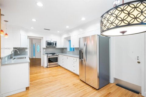 House in Coral Gables, Florida 3 bedrooms, 173.26 sq.m. № 1998014 - photo 11