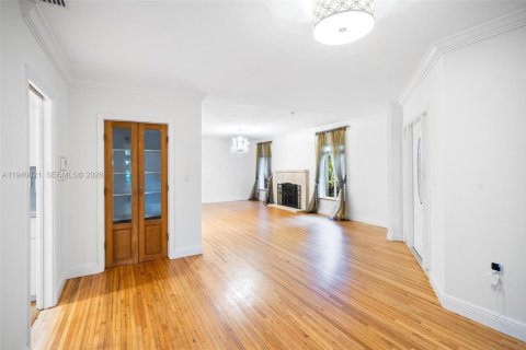 House in Coral Gables, Florida 3 bedrooms, 173.26 sq.m. № 1998014 - photo 7