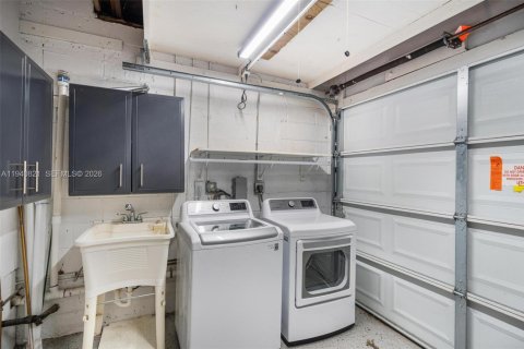 House in Coral Gables, Florida 3 bedrooms, 173.26 sq.m. № 1998014 - photo 20