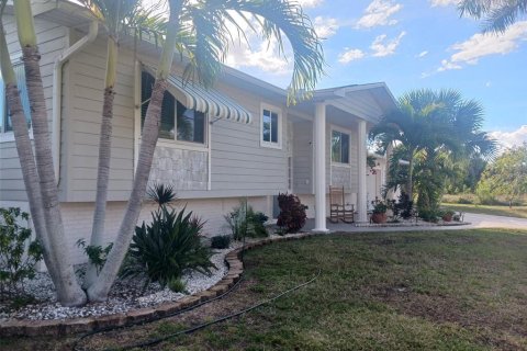 Villa ou maison à vendre à Punta Gorda, Floride: 2 chambres, 148.64 m2 № 2091555 - photo 4