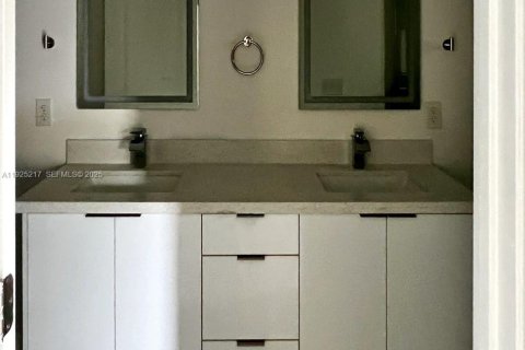 Casa en venta en Miami, Florida, 4 dormitorios № 1987952 - foto 4