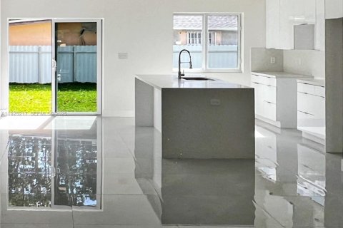 Casa en venta en Miami, Florida, 4 dormitorios № 1987952 - foto 5