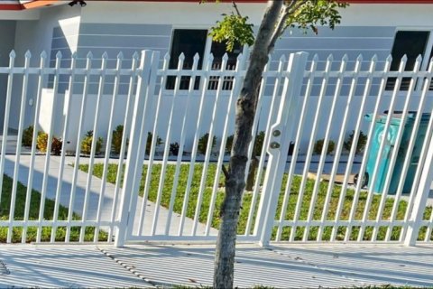 Casa en venta en Miami, Florida, 4 dormitorios № 1987952 - foto 2