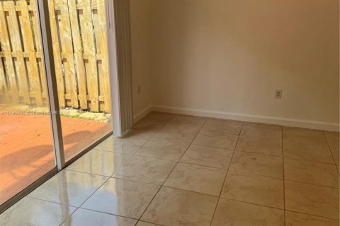 Townhouse in Homestead, Florida 3 bedrooms, 127.09 sq.m. № 1728597 - photo 14