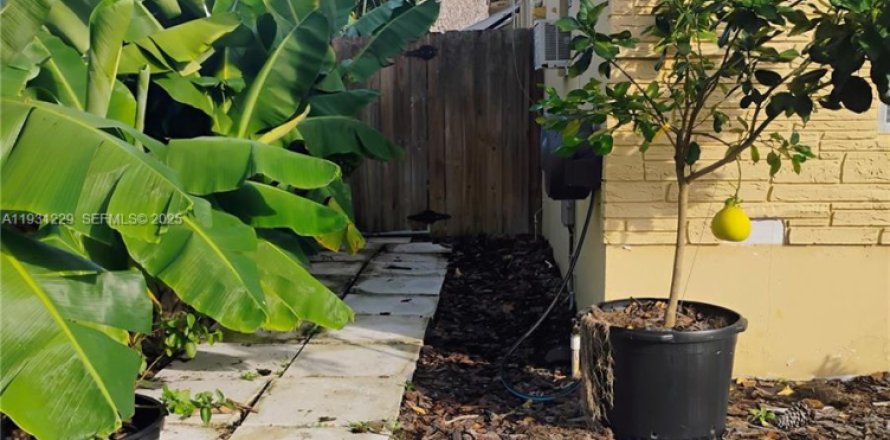 Коммерческая недвижимость в Холливуд, Флорида 1 спальня, 37.16м2 № 1990243