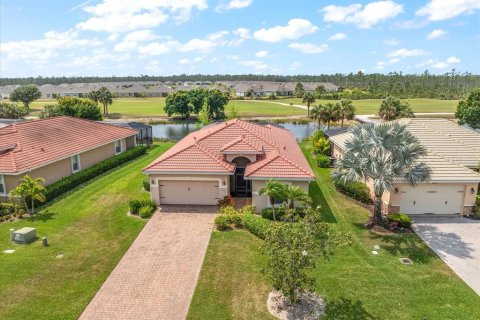 House in North Fort Myers, Florida 3 bedrooms, 167.69 sq.m. № 1689617 - photo 2