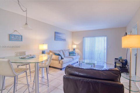 Condo in Fort Lauderdale, Florida, 2 bedrooms  № 2041343 - photo 8