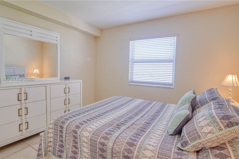 Condo in Fort Lauderdale, Florida, 2 bedrooms  № 2041343 - photo 17