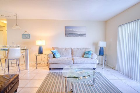 Condo in Fort Lauderdale, Florida, 2 bedrooms  № 2041343 - photo 10