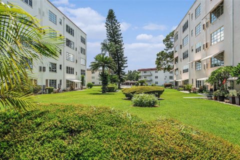 Condo in Saint Petersburg, Florida, 2 bedrooms  № 1802970 - photo 14