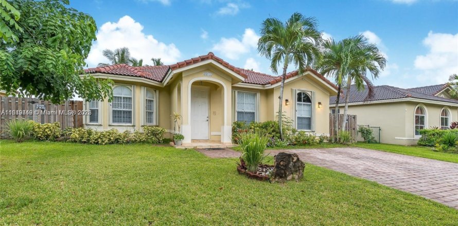 House in Homestead, Florida 4 bedrooms, 166.95 sq.m. № 1697159