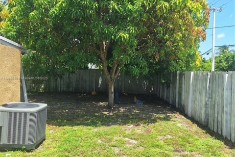 Propiedad comercial en alquiler en Miami, Florida, 157.75 m2 № 1979352 - foto 9