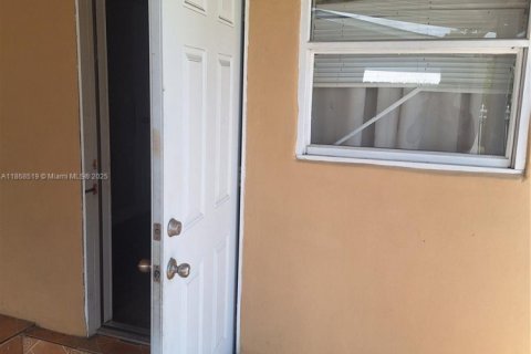 Propiedad comercial en alquiler en Miami, Florida, 157.75 m2 № 1979352 - foto 1