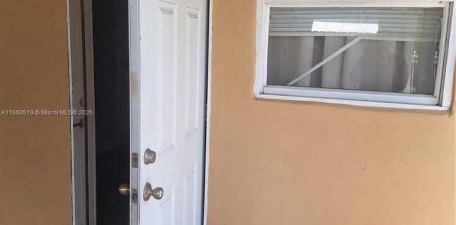 Propiedad comercial en Miami, Florida 157.75 m2 № 1979352