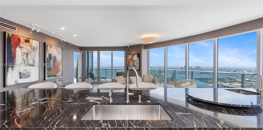 Condo à Miami, Floride, 3 chambres  № 2082830