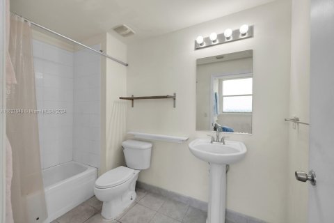 Condo in Miami, Florida, 1 bedroom  № 1860571 - photo 18