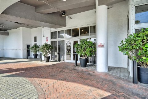 Condo in Miami, Florida, 1 bedroom  № 1860571 - photo 25