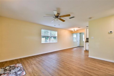 House in South Daytona, Florida 3 bedrooms, 107.95 sq.m. № 1780429 - photo 6