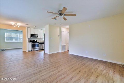 House in South Daytona, Florida 3 bedrooms, 107.95 sq.m. № 1780429 - photo 7