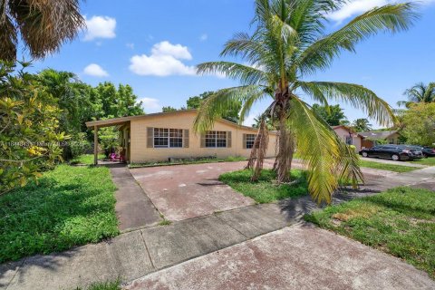 House in Sunrise, Florida 3 bedrooms, 137.5 sq.m. № 1844163 - photo 3