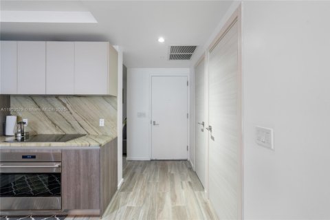 Condo in Miami, Florida, 3 bedrooms  № 1954755 - photo 13