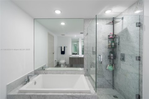 Condo in Miami, Florida, 3 bedrooms  № 1954755 - photo 26
