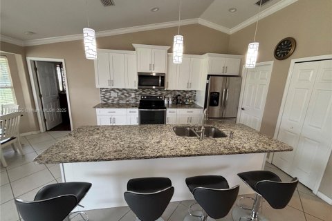 House in Cape Coral, Florida 3 bedrooms № 1878883 - photo 6