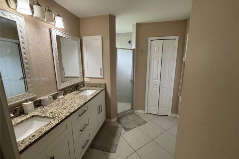 House in Cape Coral, Florida 3 bedrooms № 1878883 - photo 11