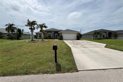 House in Cape Coral, Florida 3 bedrooms № 1878883 - photo 2