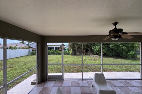 House in Cape Coral, Florida 3 bedrooms № 1878883 - photo 16