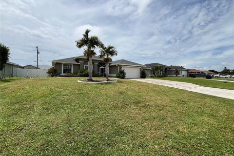 House in Cape Coral, Florida 3 bedrooms № 1878883 - photo 3
