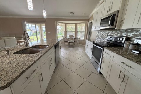 House in Cape Coral, Florida 3 bedrooms № 1878883 - photo 4
