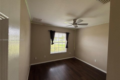 House in Cape Coral, Florida 3 bedrooms № 1878883 - photo 14