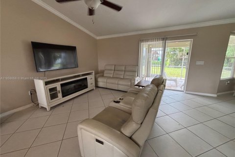 House in Cape Coral, Florida 3 bedrooms № 1878883 - photo 12