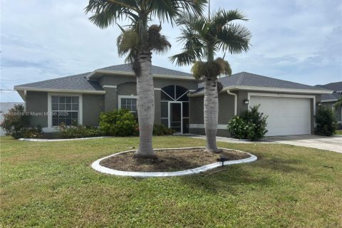 House in Cape Coral, Florida 3 bedrooms № 1878883 - photo 1