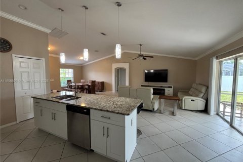 House in Cape Coral, Florida 3 bedrooms № 1878883 - photo 7