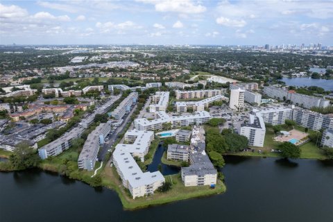 Condominio en venta en Miami, Florida, 2 dormitorios, 122.17 m2 № 1964497 - foto 29