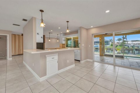 House in Punta Gorda, Florida 3 bedrooms, 175.03 sq.m. № 1817518 - photo 9