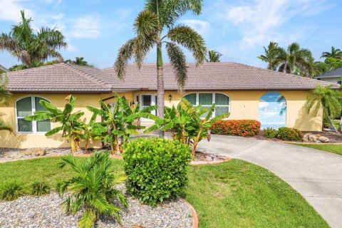House in Punta Gorda, Florida 3 bedrooms, 175.03 sq.m. № 1817518 - photo 1