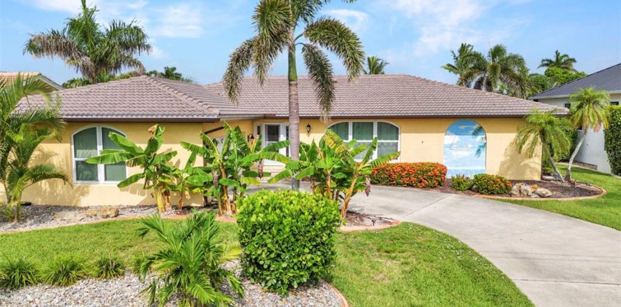 House in Punta Gorda, Florida 3 bedrooms, 175.03 sq.m. № 1817518