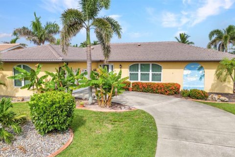 House in Punta Gorda, Florida 3 bedrooms, 175.03 sq.m. № 1817518 - photo 2