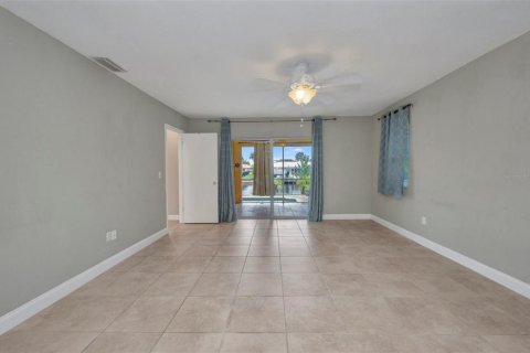 House in Punta Gorda, Florida 3 bedrooms, 175.03 sq.m. № 1817518 - photo 17