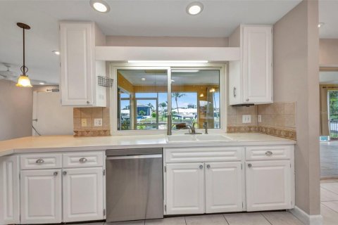 House in Punta Gorda, Florida 3 bedrooms, 175.03 sq.m. № 1817518 - photo 13
