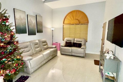 House in Miami, Florida 4 bedrooms, 184.6 sq.m. № 1952635 - photo 2